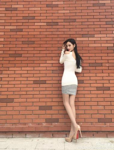 就读于湖南师范大学的校花吴春怡在微博晒出大长腿写真,肤白貌美腿长.