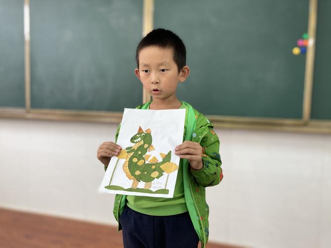 乔俊杰:"这是我用在家楼下收集到的树叶做成的我最喜欢的霸王龙