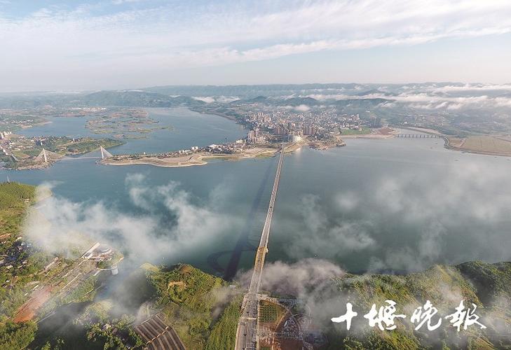 姬廷顺 报道:2014年12月17日,郧县撤县设区挂牌仪式在郧阳区城关镇