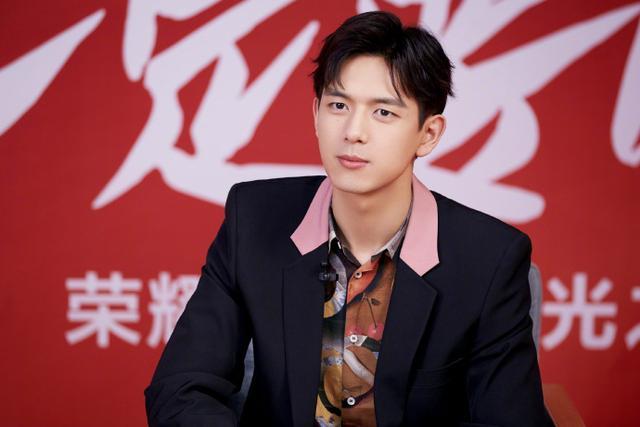 荣耀携手潮时尚大使李现新年第一场直播,祝大家2020年