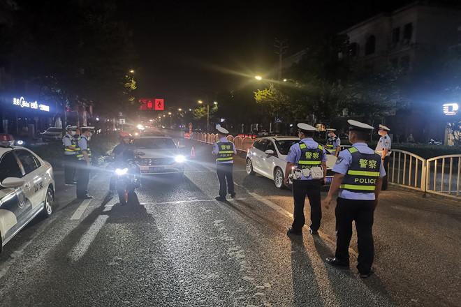 交警夜查酒驾 1醉3酒落网