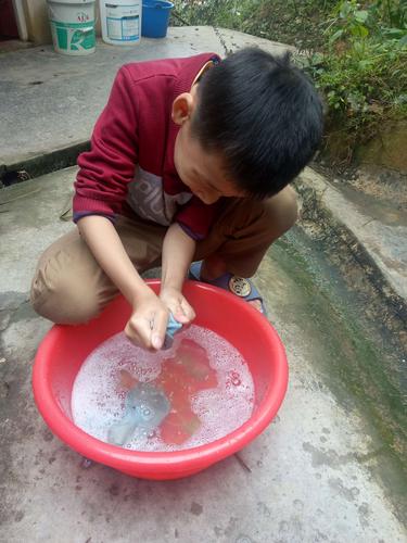 以后洗袜子的事情就留给我们干吧