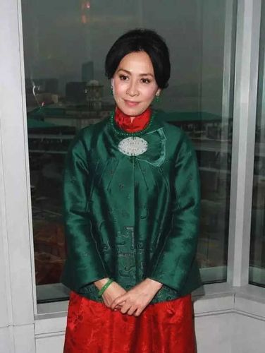 刘嘉玲穿花裙子被嘲土 但她手上的翡翠戒指才是重点