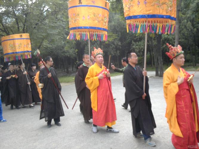 午时三刻,泰山普照寺,和尚做法事,规模宏大.