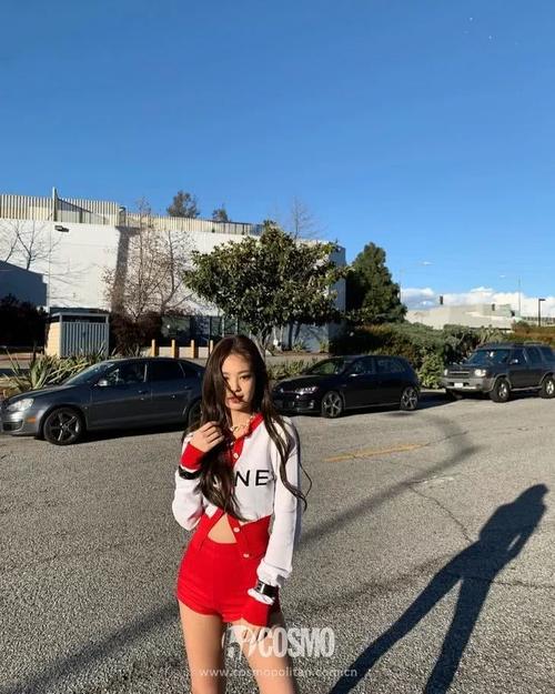 jennie 针织衫:chanel 这次浪漫的巴黎旅拍几乎每张都没落下针织衫