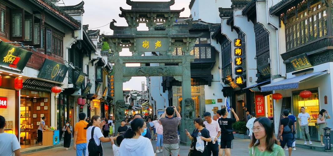 屯溪老街位于安徽省黄山市屯溪区,是全国重点文物保护单位,也是中国