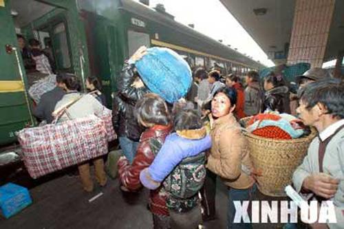 春节前大约有2000万农民工失业返乡.
