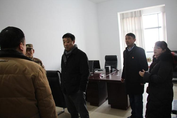 张旭政委,赵海涛同志对事务局工作人员进行鼓励并提出要求.