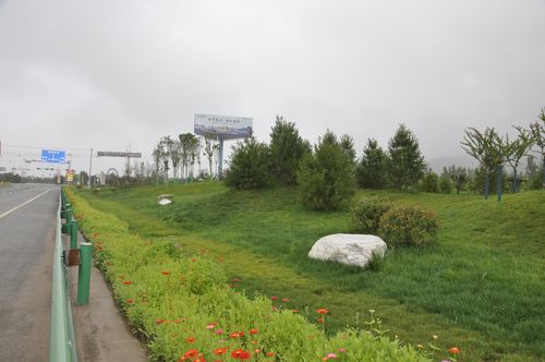 写美篇         陇县高速路出口"印象关山"微地形绿化景观全长1000米