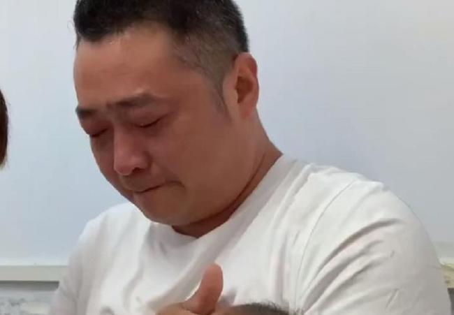 河南禹州新手奶爸带宝宝打针心疼得哭出声眼泪直流网友乐了