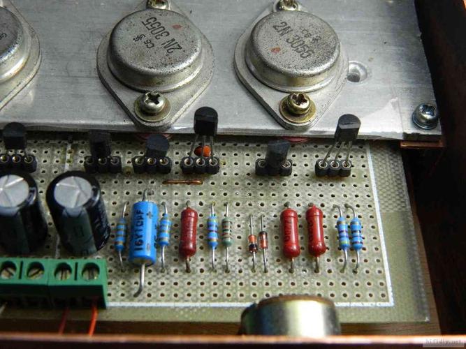 用洞洞板做的850功放