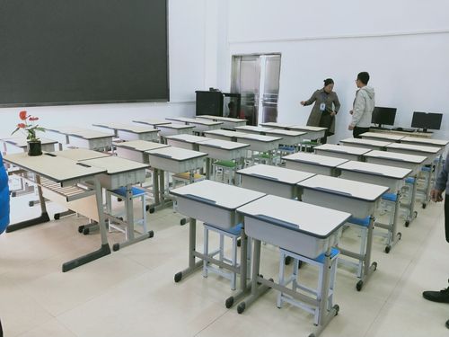 阶梯教室上课课桌椅摆放标准