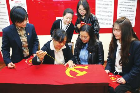 该公司的巧手巾帼,在党支部书记王翠英的带领下,一针一线绣党旗,一丝