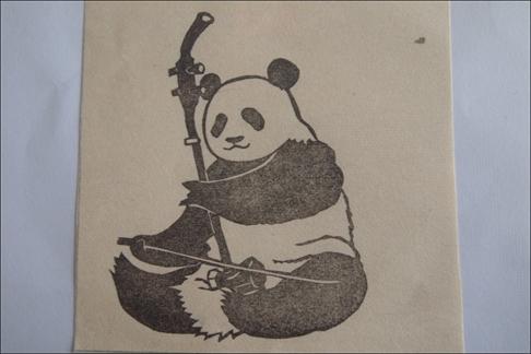 我们特别邀请日本籍的老师桥爪佳子给同学们介绍橡皮章相关内容