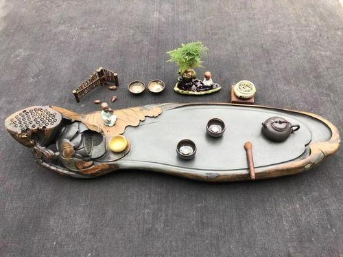 把荷花,莲子,全立体的雕刻在石茶盘上,能懂得其中含义