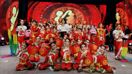 载歌载舞庆元旦 欢天喜地迎新年