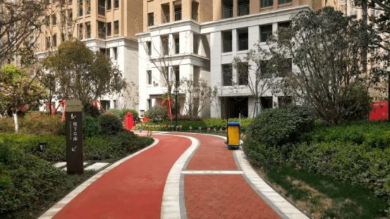 环小区的塑胶跑道