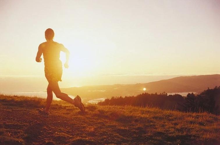 每天清晨迎着太阳奔跑,汲取初阳的能量.
