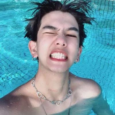 2021很潮流的帅气酷酷男生微博头像如果你有空就陪我过春天吧