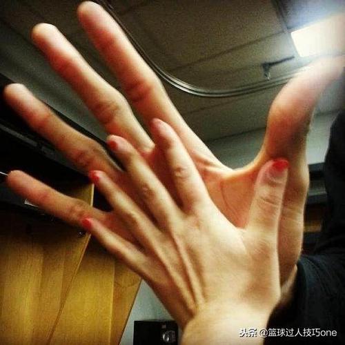 nba巨人的手掌多大!张伯伦2根手指抓球,奥尼尔拿麻将超"迷你"