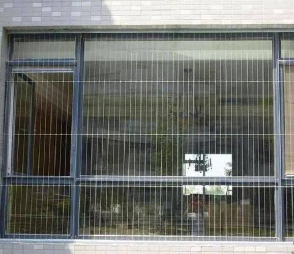 阳台装防盗窗好还是防盗网好?原来这样设计才更安全