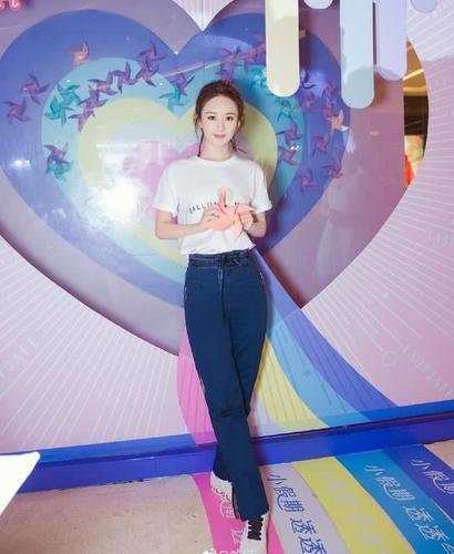 赵丽颖扎了一头小辫子,穿白t配牛仔裤,少女感再升级,太甜了