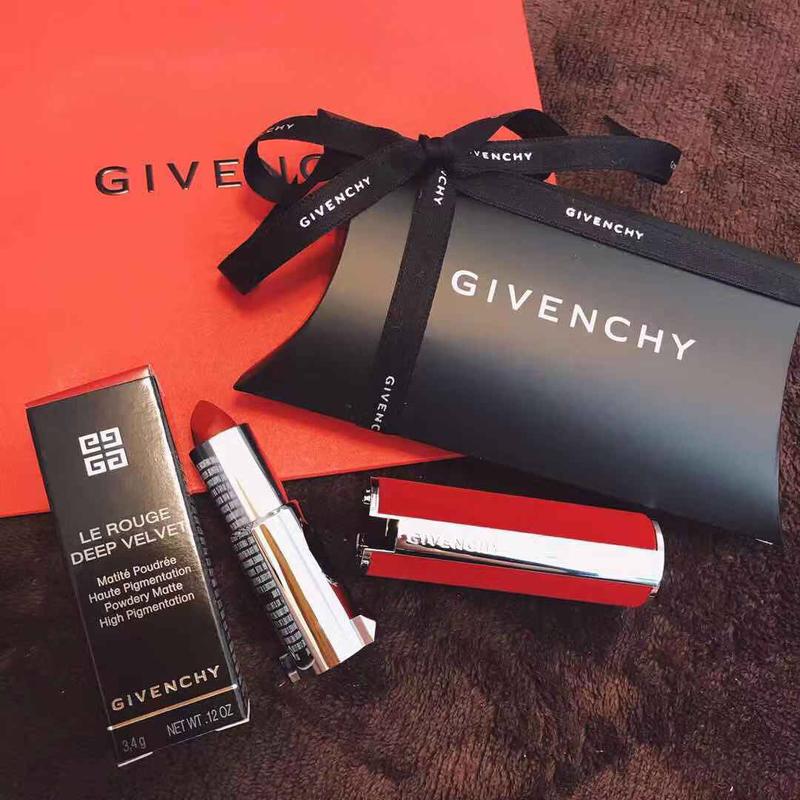 看几天在网上看到纪梵希新的红丝绒口红好好看 然后朋友送了我一只37