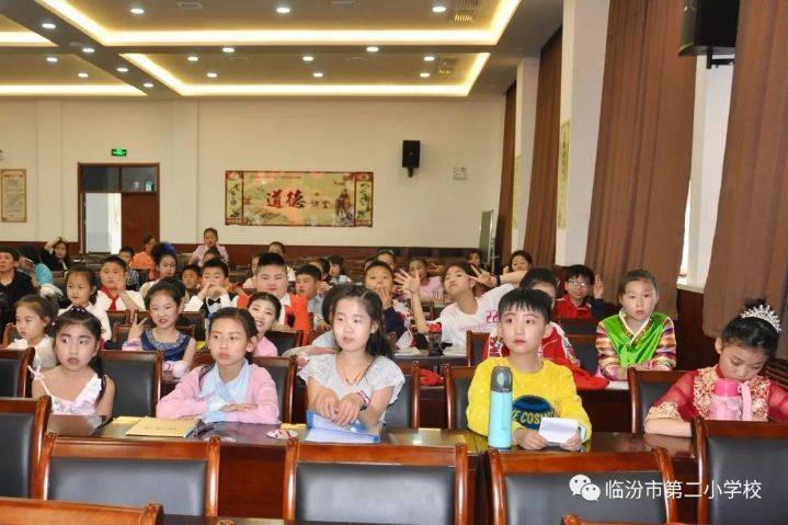 车站社区团支部联合临汾市第二小学共同举办"金话筒"青少年主持人大赛