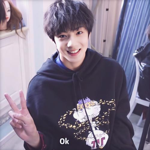 小刘卖萌三连拍-刘耀文表情包