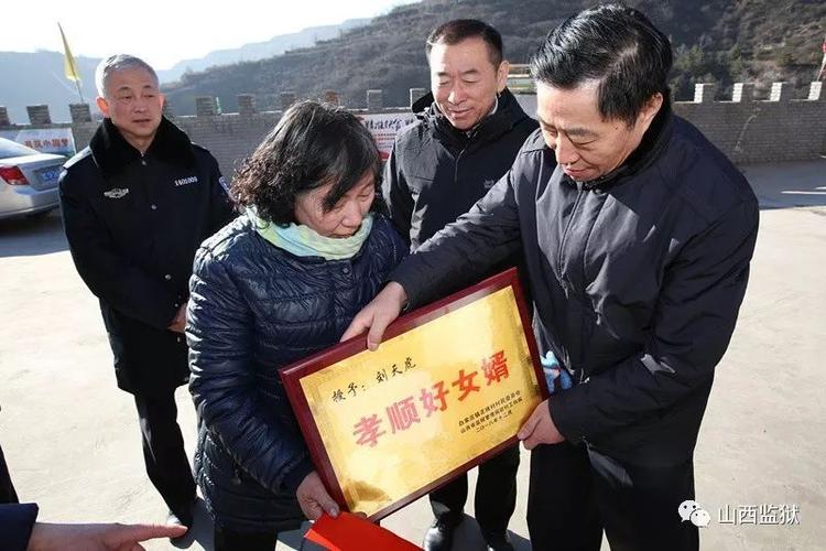 在正维村,局领导为孝善基金获得者"孝善好女婿"李天虎颁发了奖牌和