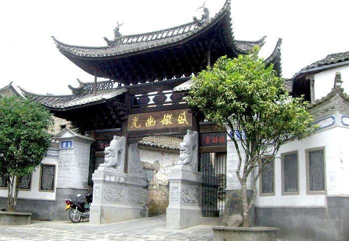 首页 腾冲/版纳  在宗祠亲手制作姓氏茶饼 和顺古镇内的刘氏宗祠,有一