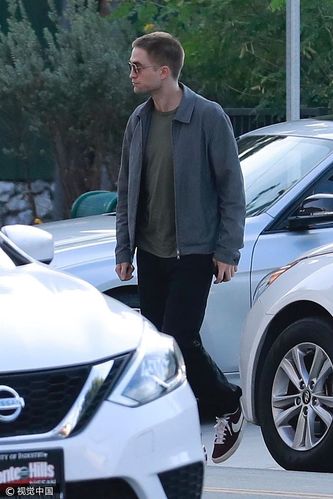 "暮光男"罗伯特·帕丁森寸头造型硬朗帅气 墨镜遮面外出气场十足