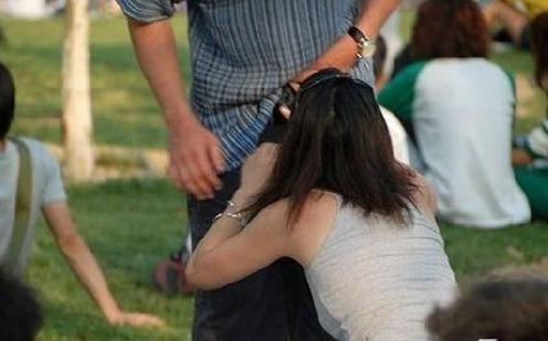 公园情侣亲热吃摸图片,实拍公园情侣的不文明一幕,公园里情侣不文明