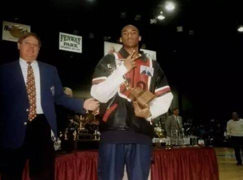 科比意外离世,无数人青春落幕:为什么大家都爱他?