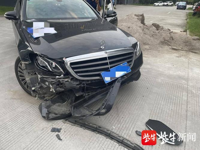 奔驰车拐弯未让直行,司机一不小心损失几万块