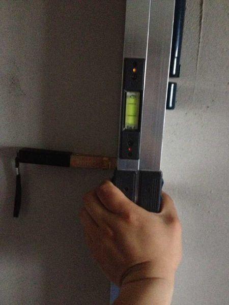 根据度娘的结果,检测尺就是工地上的靠尺,靠尺需要卷尺或塞尺配合
