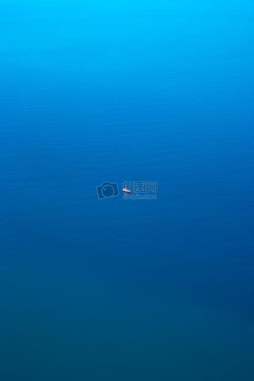 大海里一艘小船