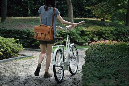 求女生骑自行车背影头像