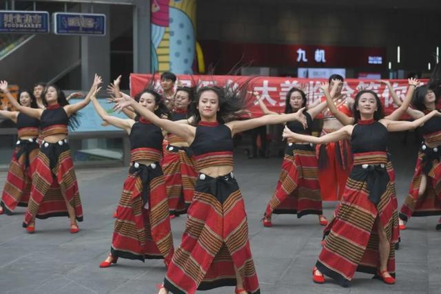组图!狂野的佤族美女和舞蹈