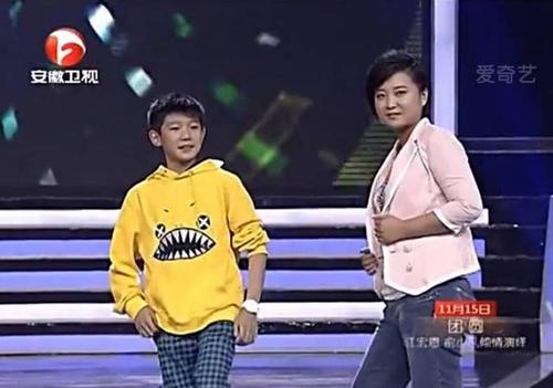 王源和贾玲同台走秀,王源好黄,贾玲好瘦!