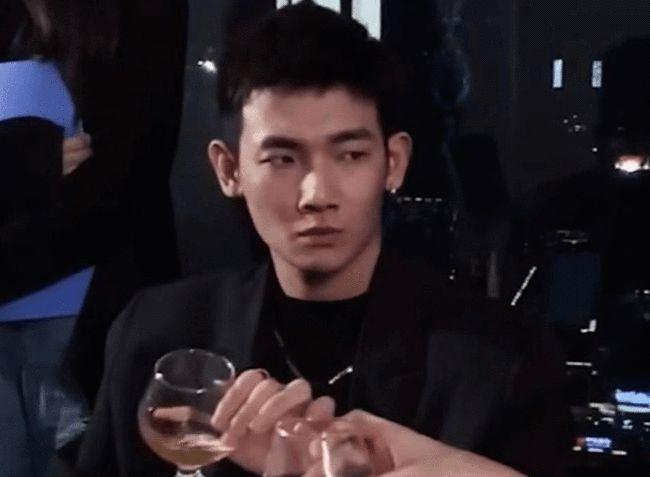 小眼睛网红梅尼耶,凭借独特的拍摄风格,稳坐抖音流量一哥位置