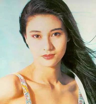 顶着"最美丽的香港小姐"出道的李嘉欣已过而立之年.