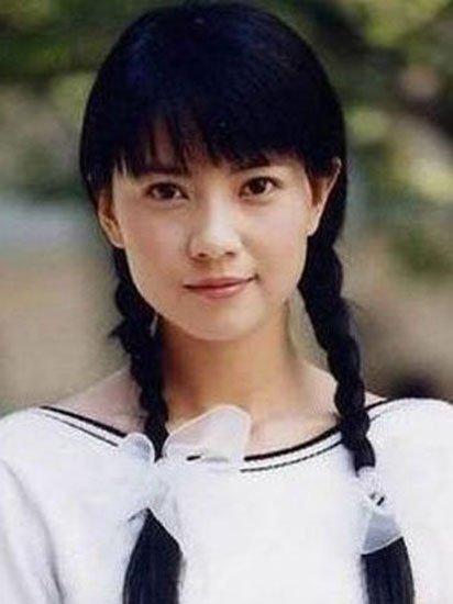 当年青葱岁月里的高圆圆,齐刘海,麻花辫,水手服,清纯可人.