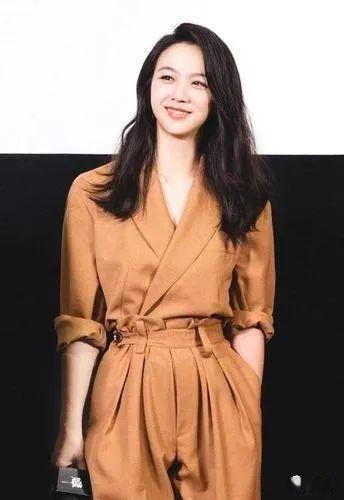 路人镜头下的汤唯13年后依旧如沐春风