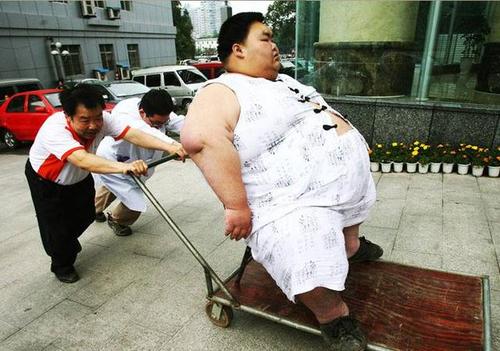 肥胖会改变体型,腰围,臀围,大腿围的尺寸变大,腹部膨胀