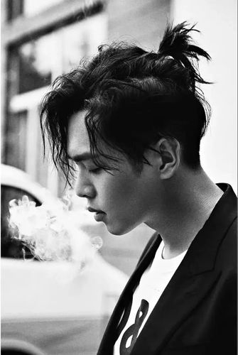 男生反而流行头发留长扎起来?