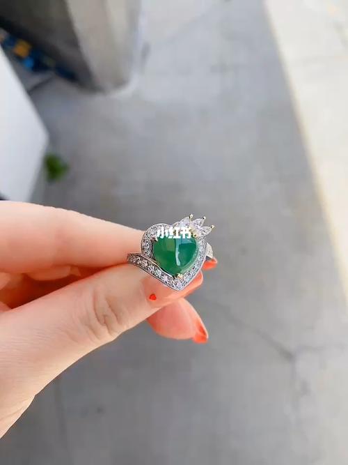 天然翡翠戒指 心形噢 4.1ct 种水不错 钻石0.24ct,0.