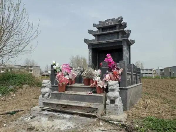 在贵州省六盘水市六枝特区 沿公路延伸的山间林地中 不少墓碑豪华