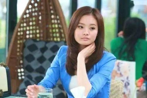 毕业于中戏的王翊丹还曾在《温柔的诱惑》里饰演了售楼小姐董薇薇