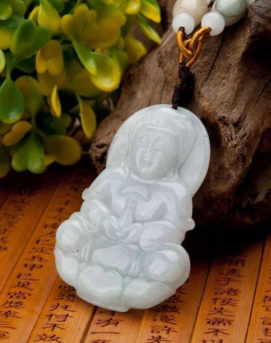 白色的翡翠价格贵吗?你会挑选吗?